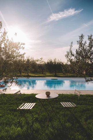 Piscina in stile naturale di 40 di VIU' STUDIO DI ARCHITETTURA