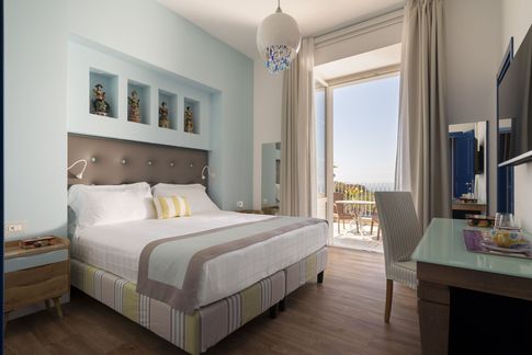 Camera da Letto in stile mediterraneo di 100 di Coluccio architetti