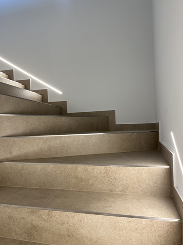 Ingresso in stile contemporaneo di 5 di BF interni Ingresso in stile contemporaneo di 5 di BF interni