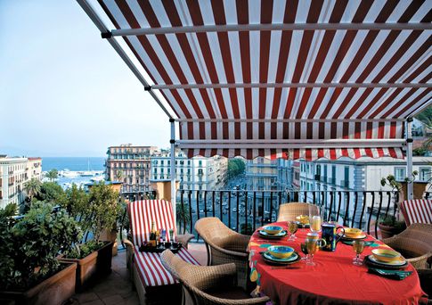 Terrazza in stile classico di 40 di Studio VeneziaTre arch ass