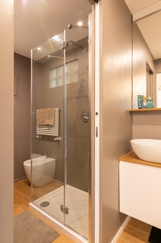 Bagno in stile contemporaneo di 6 di Micro Interior Design Bagno in stile contemporaneo di 6 di Micro Interior Design