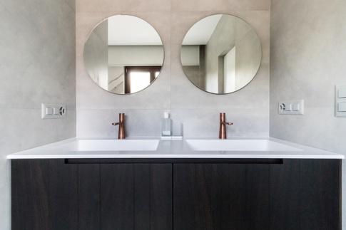 Bagno in stile contemporaneo di 11 di Desearq studio - architettura e interior design