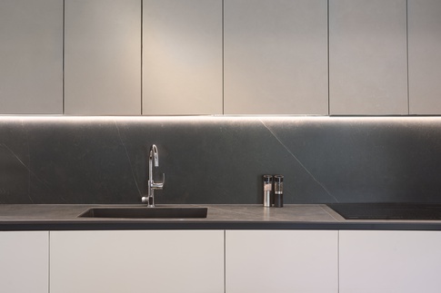 Open Space in stile contemporaneo di 50 di Alessio Vittori | Creative Design Studio