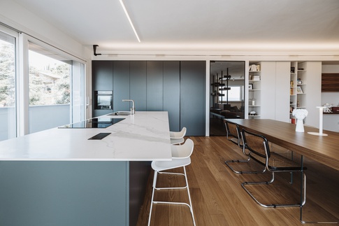 Open Space in stile moderno di 70 di SMartSTUDIO Open Space in stile moderno di 70 di SMartSTUDIO