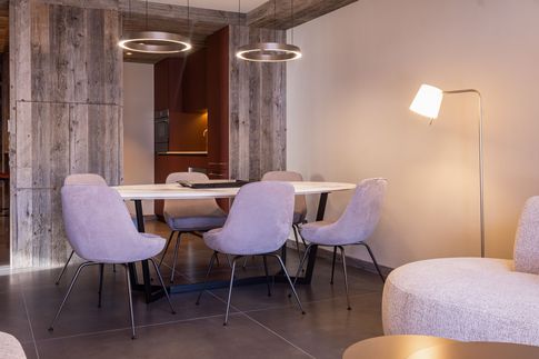 Soggiorno in stile moderno di 35 di Design Alpino