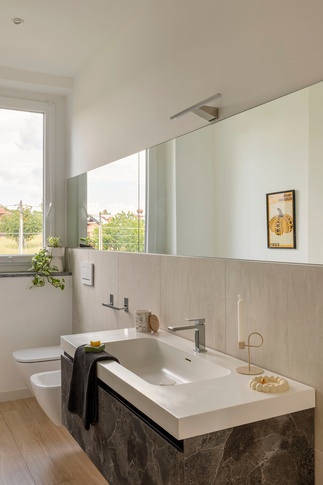 Bagno in stile contemporaneo di 7 di Caterina Scamardella Architetto