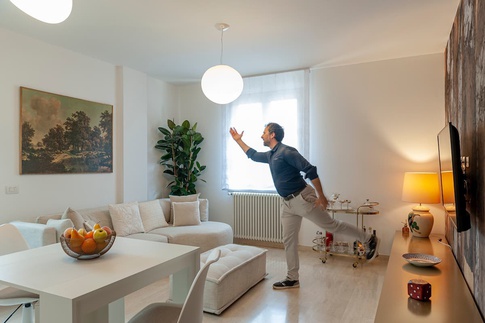 Soggiorno in stile moderno di 35 di Luca Bucciantini Architettura d' Interni