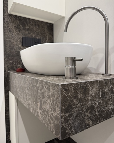 Bagno in stile contemporaneo di 7 di IMA STUDIO Bagno in stile contemporaneo di 7 di IMA STUDIO