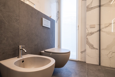 Bagno in stile contemporaneo di 6 di Architetto Zavagnini Daniele