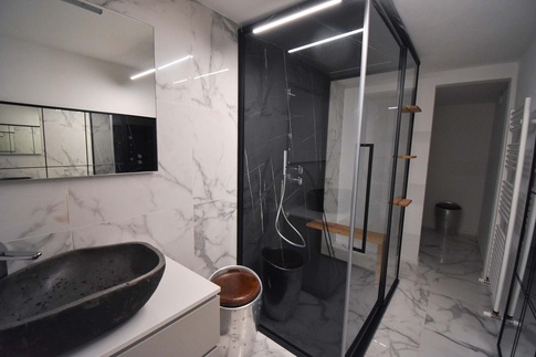 Bagno in stile contemporaneo di 9 di Ndesign studio