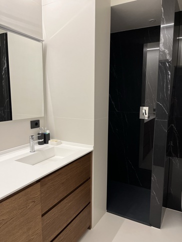 Bagno in stile moderno di 5 di architettandoinmovimento