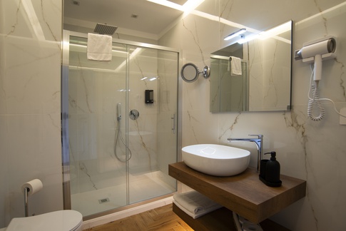 Bagno in stile art deco di 10 di Jerry Caputo & Partners