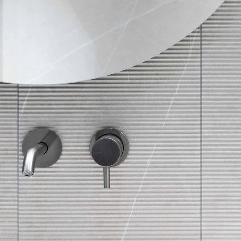 Bagno in stile contemporaneo di 5 di valeria ingrao architetto