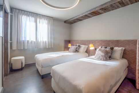 Camera da Letto in stile moderno di 13 di Design Alpino