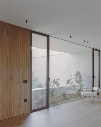 Soggiorno in stile minimal di 50 di Didonè Comacchio Architects