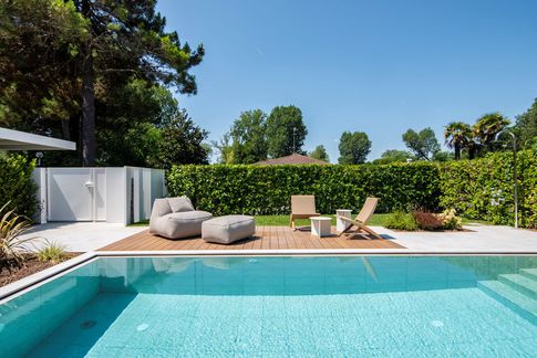 Piscina in stile minimal di 15 di Cariolato Arredamenti Piscina in stile minimal di 15 di Cariolato Arredamenti