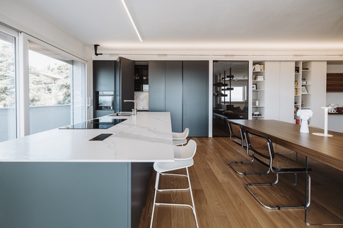 Open Space in stile moderno di 70 di SMartSTUDIO Open Space in stile moderno di 70 di SMartSTUDIO