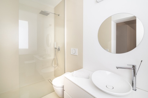 Bagno in stile minimal di 4 di Tramas