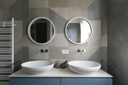 Bagno in stile contemporaneo di 5 di COBE architetti