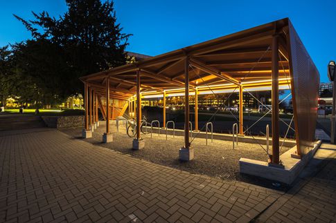 Giardino in stile contemporaneo di 90 di Frame Farm - Architecture & Design