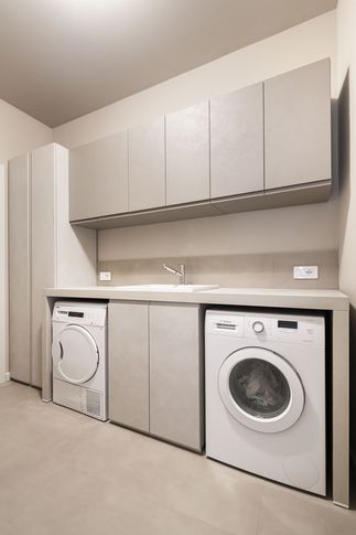 Lavanderia in stile contemporaneo di 5 di Giulia Dagheti Architetto
