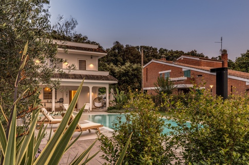 Piscina in stile coloniale di 50 di MOB Architects