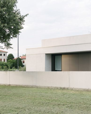 Facciata in stile minimal di null di Didonè Comacchio Architects