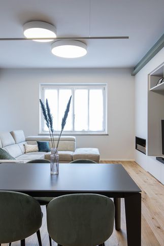 Open Space in stile contemporaneo di 40 di Carola Ribotta architetto