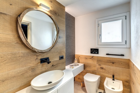 Bagno in stile contemporaneo di 4 di MOB Architects