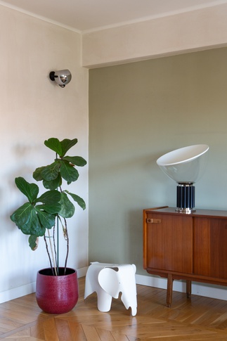 Soggiorno in stile contemporaneo di 20 di PERIMETRI studio