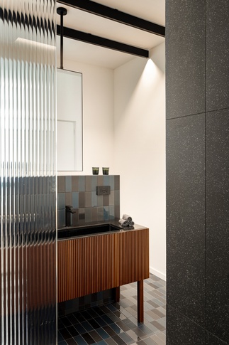Bagno in stile contemporaneo di 16 di VALENTINA AUTIERO    architecture │ interiors │ design projects