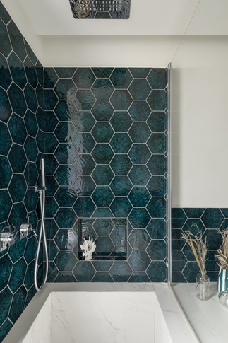 Bagno in stile contemporaneo di 6 di tapas studio