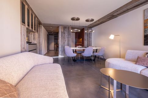 Soggiorno in stile moderno di 35 di Design Alpino