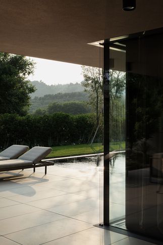 Piscina in stile minimal di 30 di Cariolato Arredamenti Piscina in stile minimal di 30 di Cariolato Arredamenti