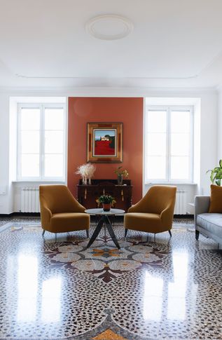 Soggiorno in stile classico di 28 di Valentina Solera Architetto