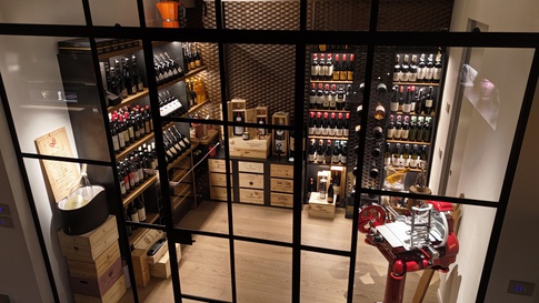Cantina in stile soft industrial di 14 di ARCHIabita
