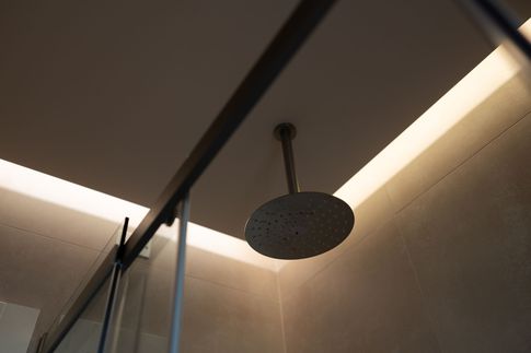 Bagno in stile moderno di 7 di Enzo Razzano Architettura