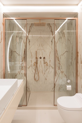 Bagno in stile moderno di 6 di Living Home Design