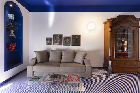 Soggiorno in stile mediterraneo di 35 di Coluccio architetti
