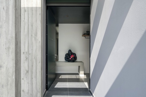 Ingresso in stile contemporaneo di 11 di DQA Studio di architettura Ingresso in stile contemporaneo di 11 di DQA Studio di architettura