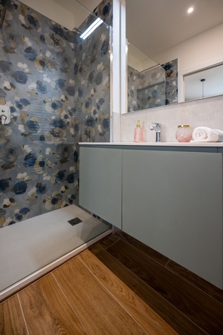 Bagno in stile moderno di 5 di Colab Design