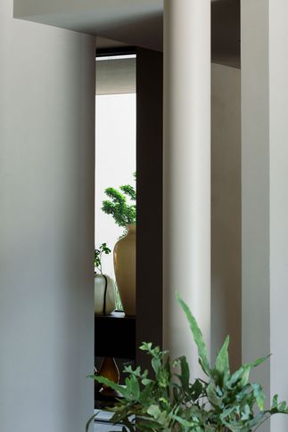 Soggiorno in stile minimal di 30 di Didonè Comacchio Architects