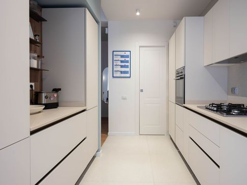 Cucina in stile moderno di 10 di Equus Architects