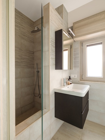Bagno in stile contemporaneo di 3 di Arch.j Floriana Ferraioli