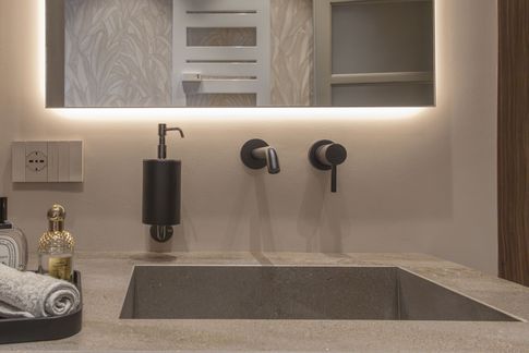 Bagno in stile contemporaneo di 5 di Castelli Sasso architetti