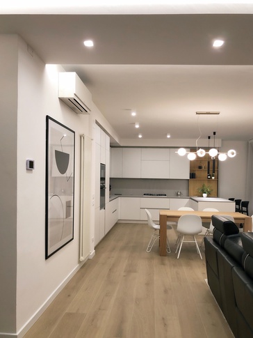 Open Space in stile moderno di 50 di Martina Fabbian Architetto