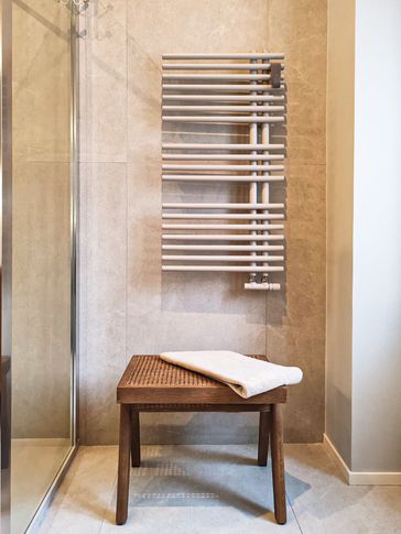 Bagno in stile contemporaneo di 6 di Rossana Alfieri Architetto Bagno in stile contemporaneo di 6 di Rossana Alfieri Architetto