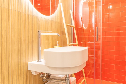 Bagno in stile contemporaneo di 5 di Domus Dreams