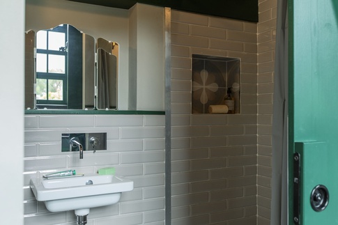 Bagno in stile contemporaneo di 3 di Chantal Forzatti architetto Bagno in stile contemporaneo di 3 di Chantal Forzatti architetto