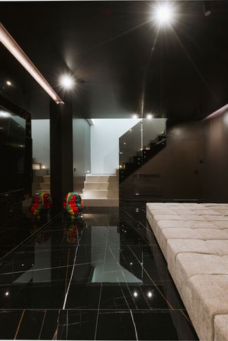 Home Theatre in stile moderno di 130 di GIOVANNI SELLITRI STUDIO